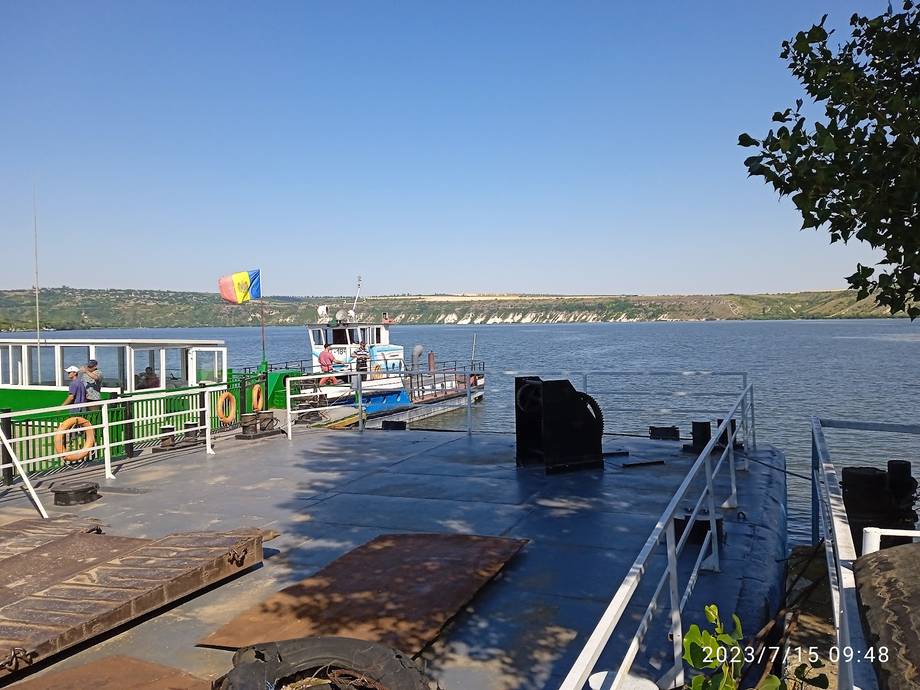 Waterfront terrace with river view and moored boats, ideal for outdoor dining