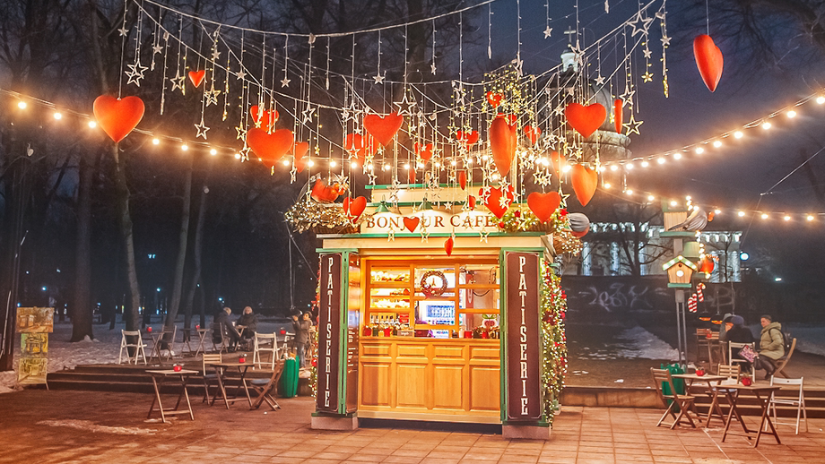 Evening outdoor event space with decorated kiosk and hanging lanterns, ready for gatherings