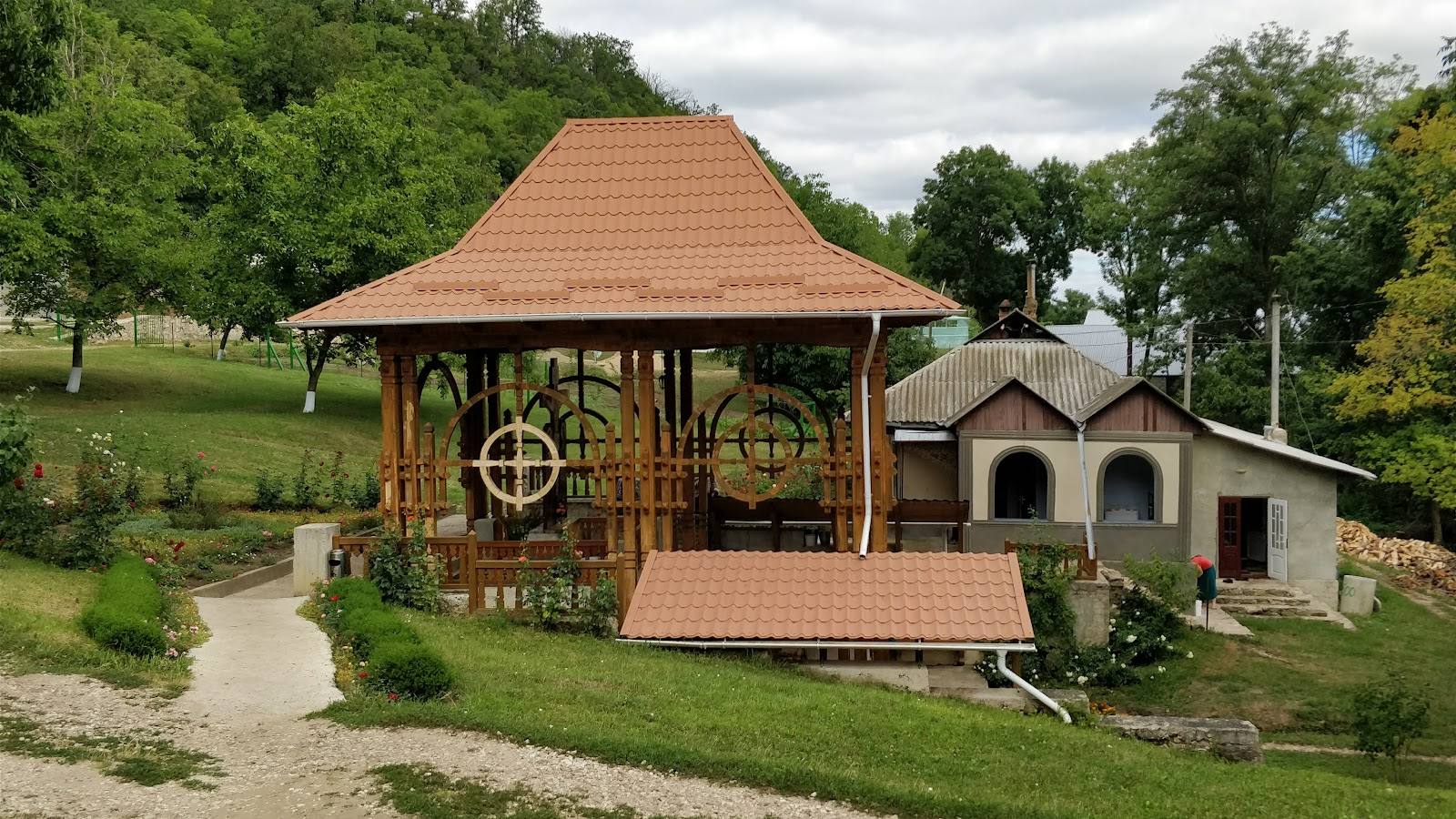 Mănăstirea Sfânta Treime - Rudi - Mănăstiri rupestre în Rudi (foto 2)