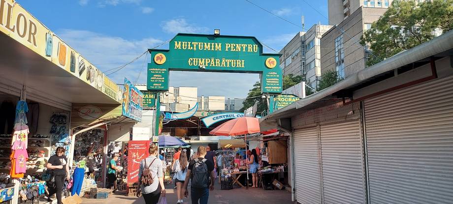 Mustinum Center market entrance with distinctive green signage and street-level stalls