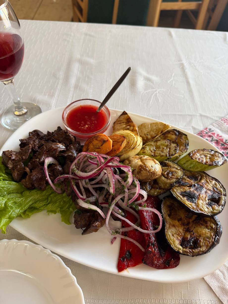 Grilled vegetables and red meat platter with wine sauce and fresh herbs