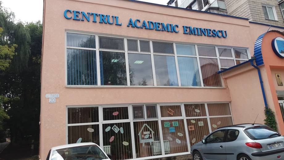 Centrul Academic Internațional Eminescu - Galerie de artă în Botanica (foto 4)