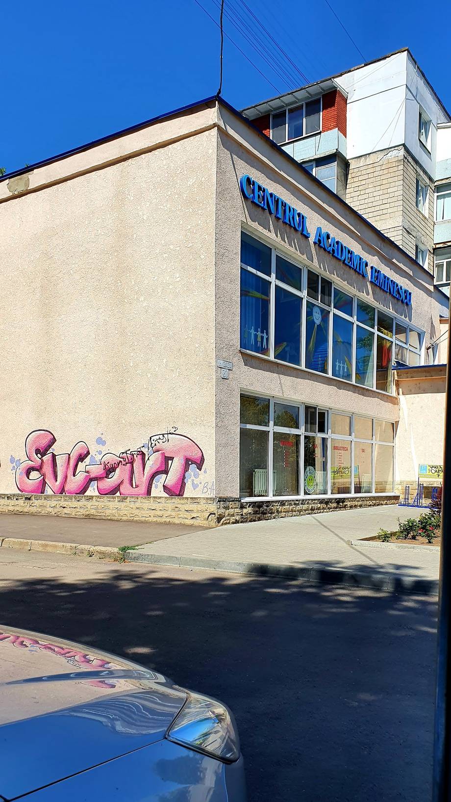 Centrul Academic Internațional Eminescu - Galerie de artă în Botanica (foto 6)