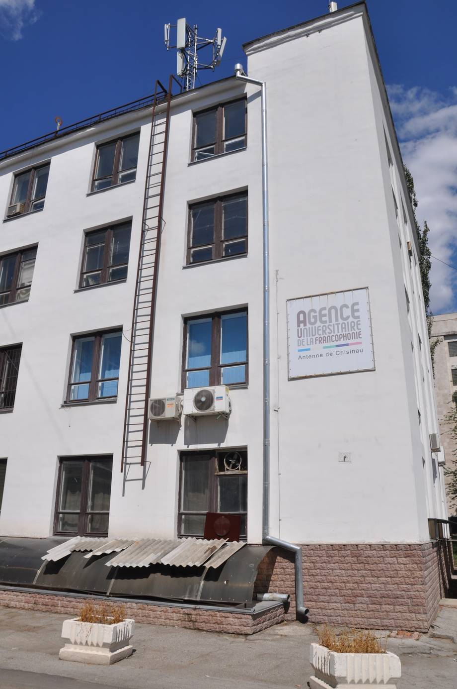 AGEOE Coworking storefront with signage on white building facade