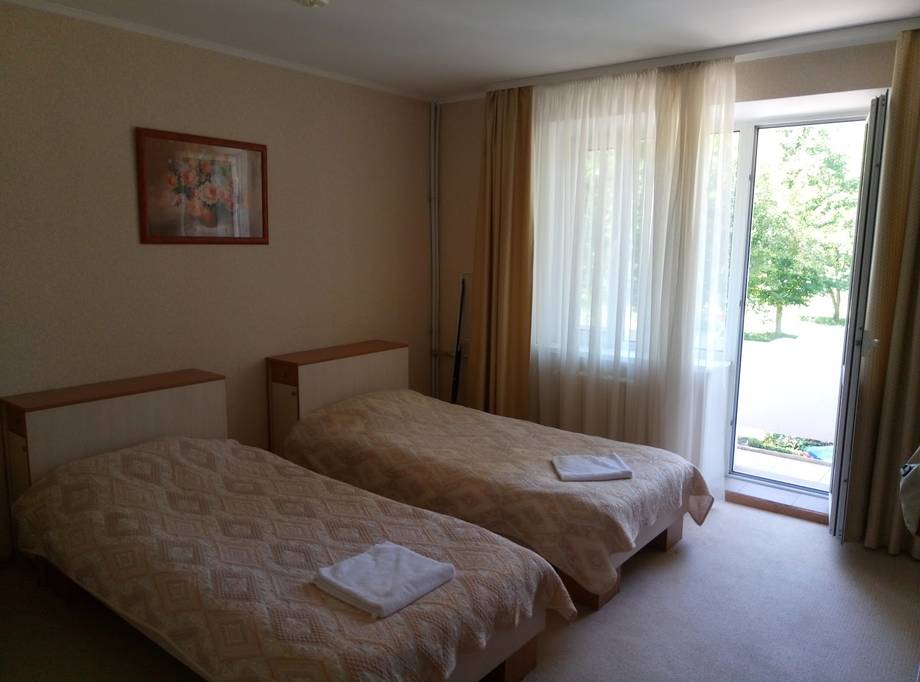Twin bedroom with patio access and garden view