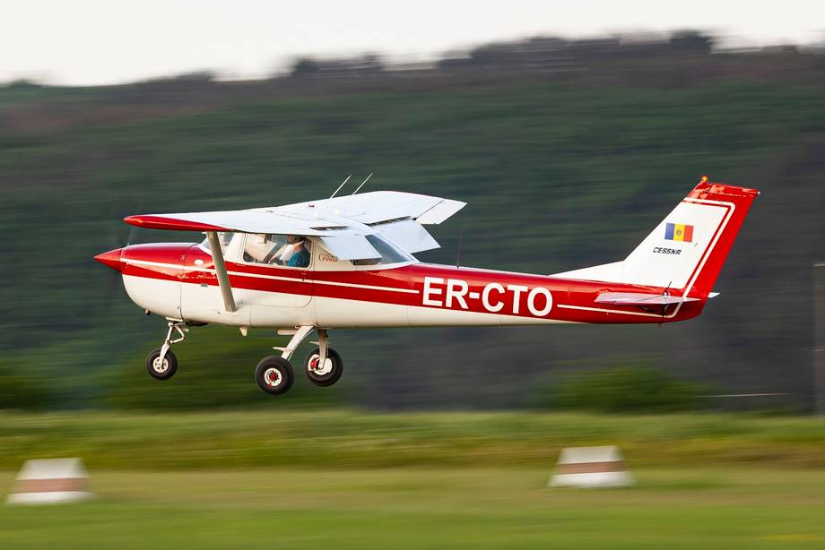 Small aircraft in flight during aerial activity experience