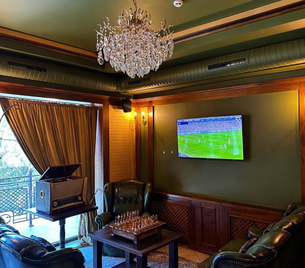 Churchill's Whisky Bar - Steakhouse în Centru (foto 3)