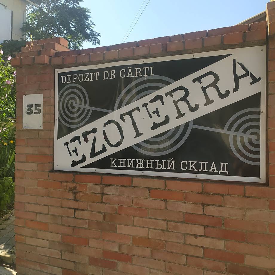 Exterior brick facade with Ezoterra wine cellar signage