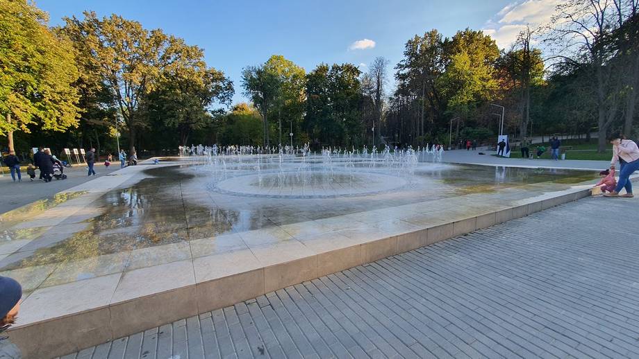 Public square with fountain and tree-lined promenade