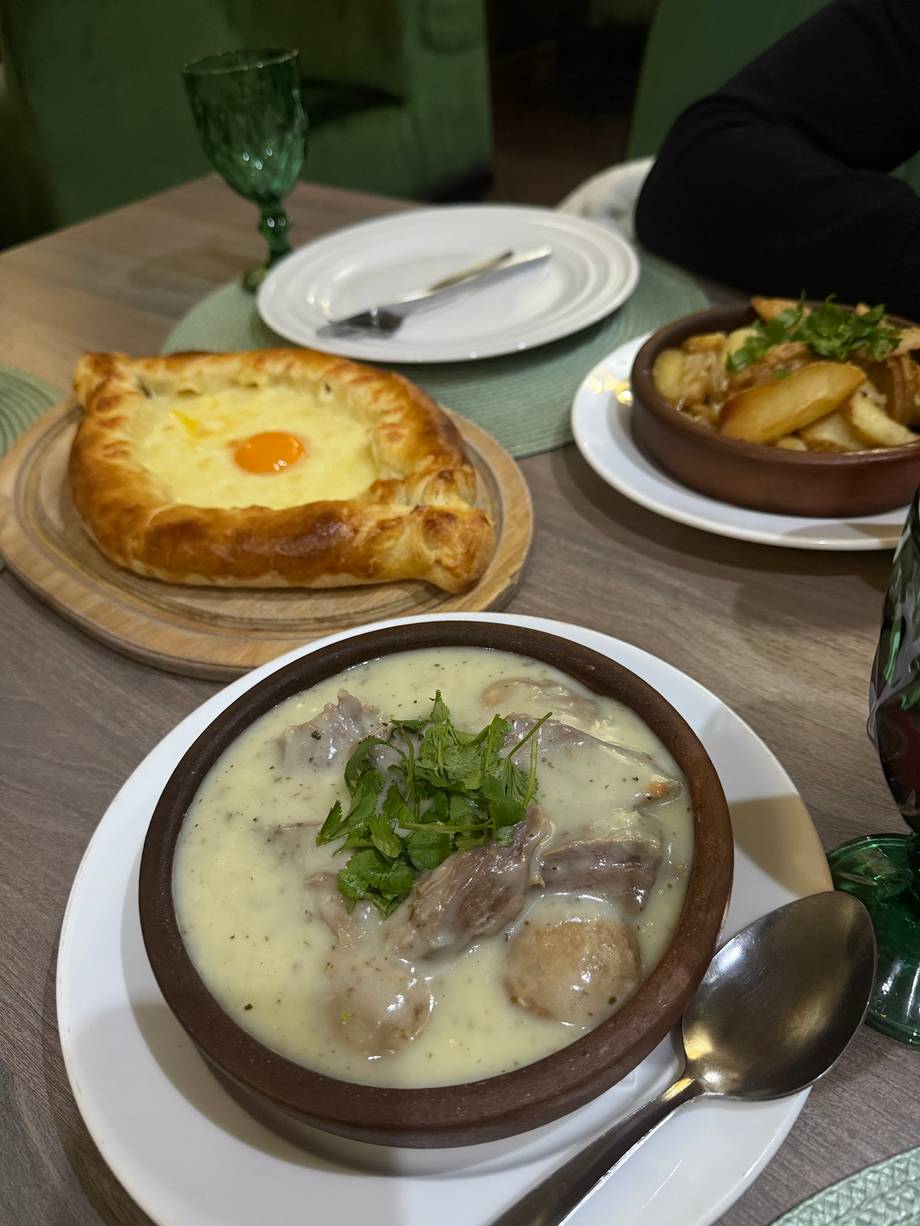 Tbilisi - Caucasian (Georgian/Armenian) in Centru (photo 4)