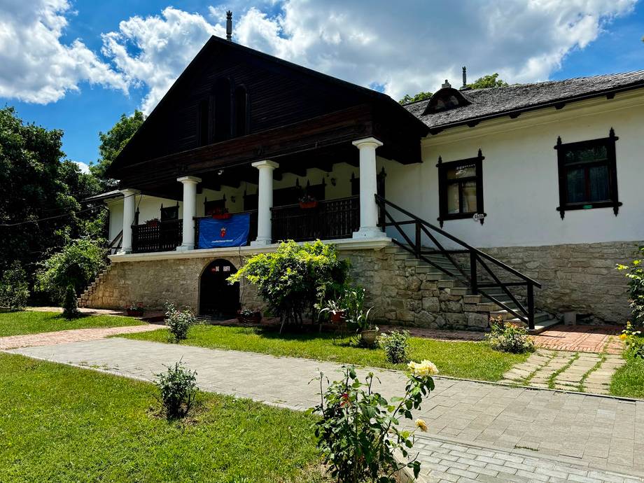 Manuc Bey Castle - History museum in Hîncești (photo 3)