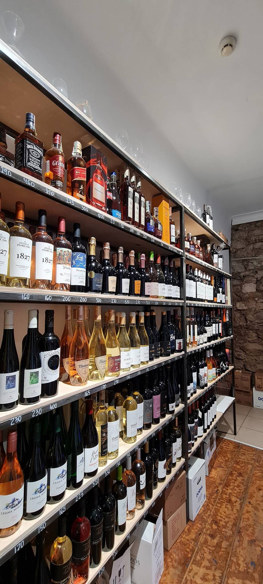 Plincuvin Wine Shop - Wine bar în Centru (foto 5)