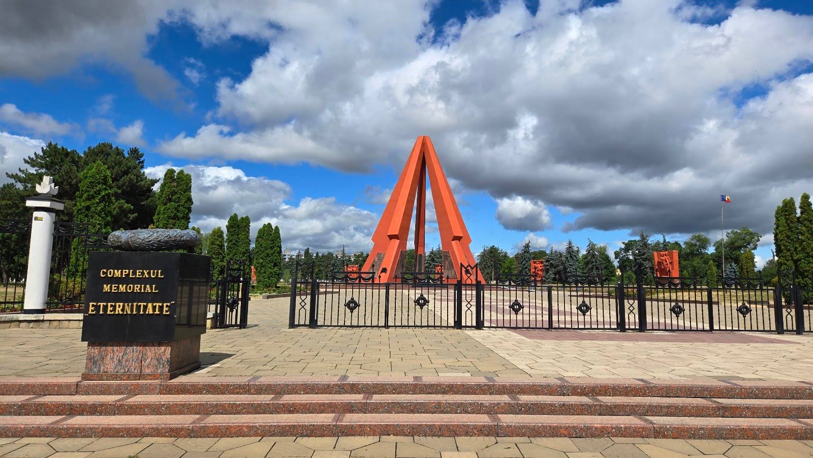Complexul Memorial Eternitate - Monuments in Centru (photo 2)