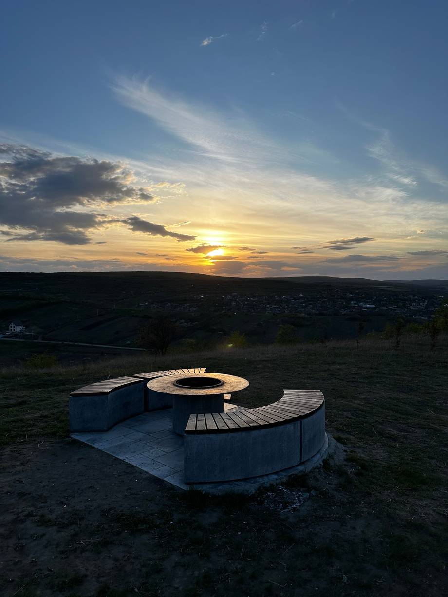 Dealul Henciu - Punct panoramic în Suruceni (foto 4)