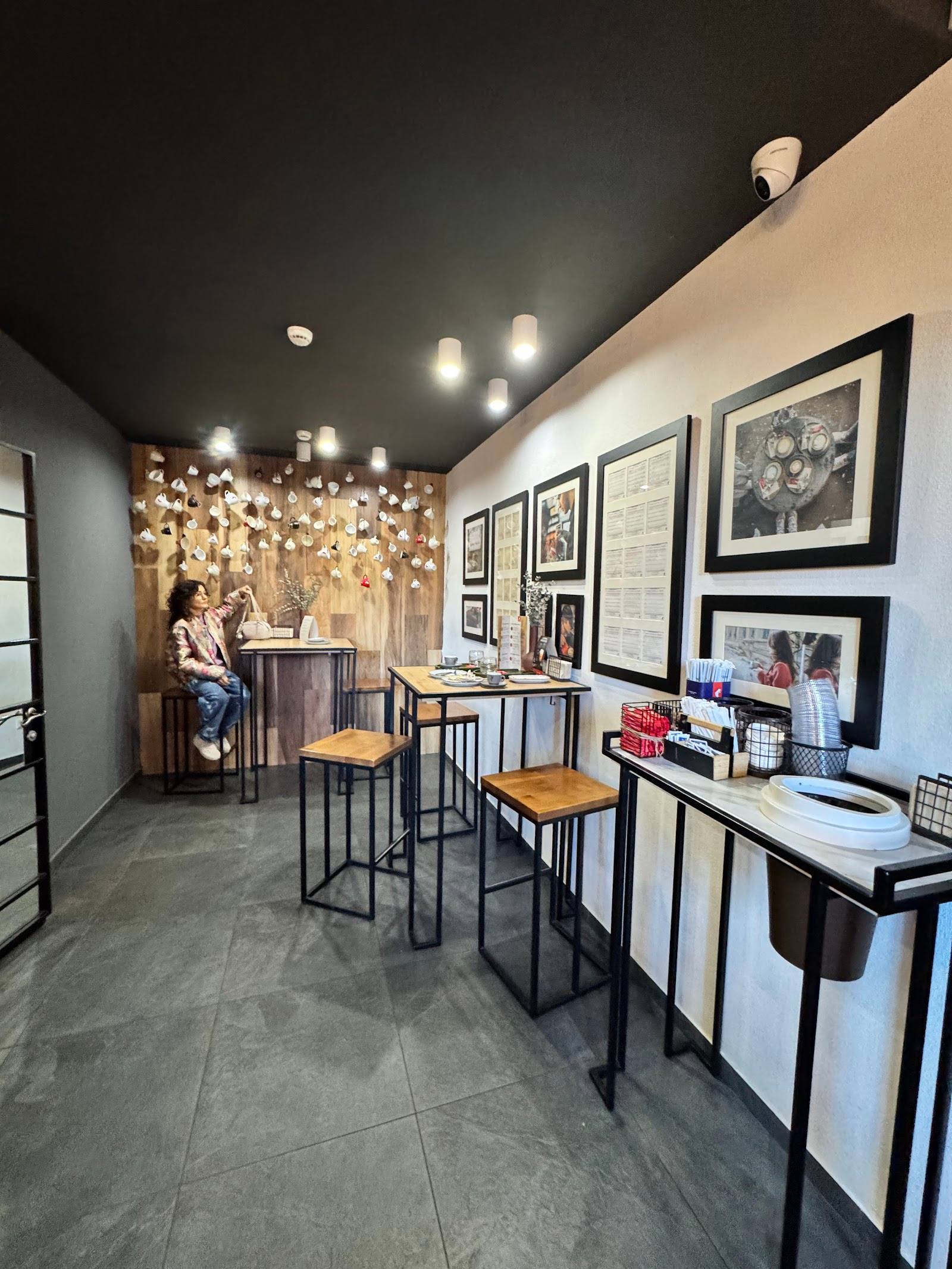 Poetry Coffeeshop - Cafenea specialty în Centru (foto 2)