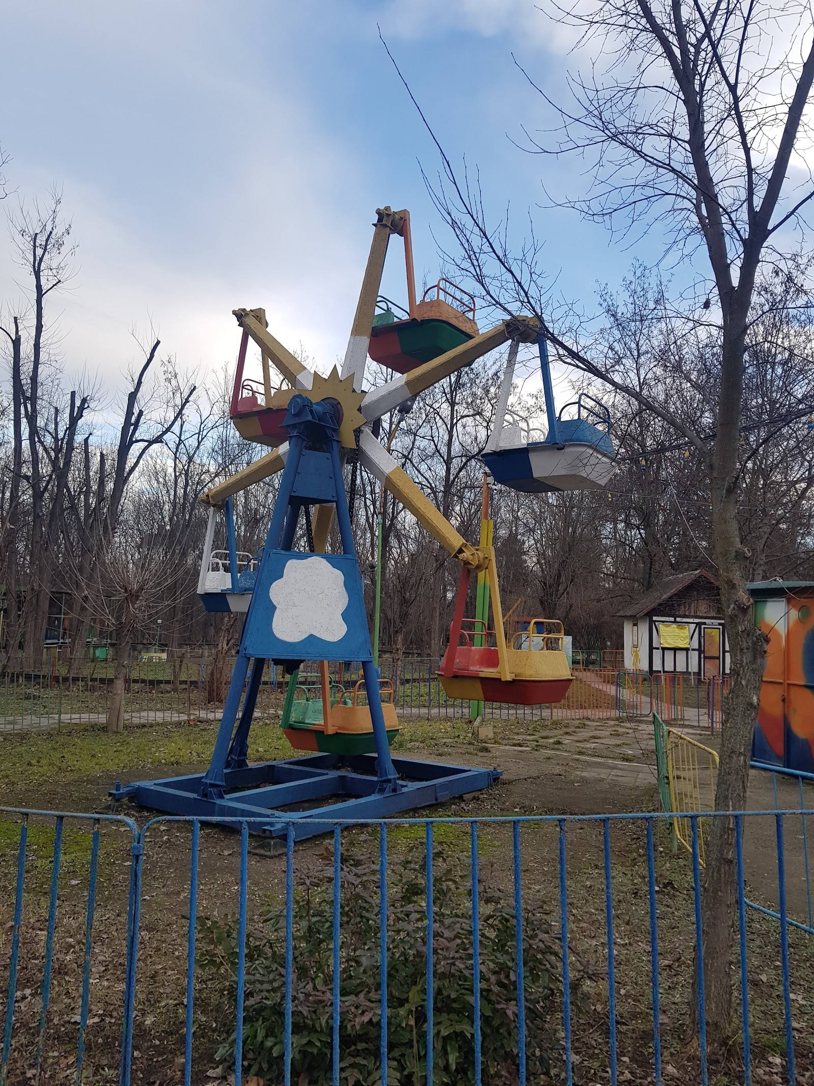 Parcul Distracțiilor Trandafirilor - Amusement park in Botanica (photo 2)