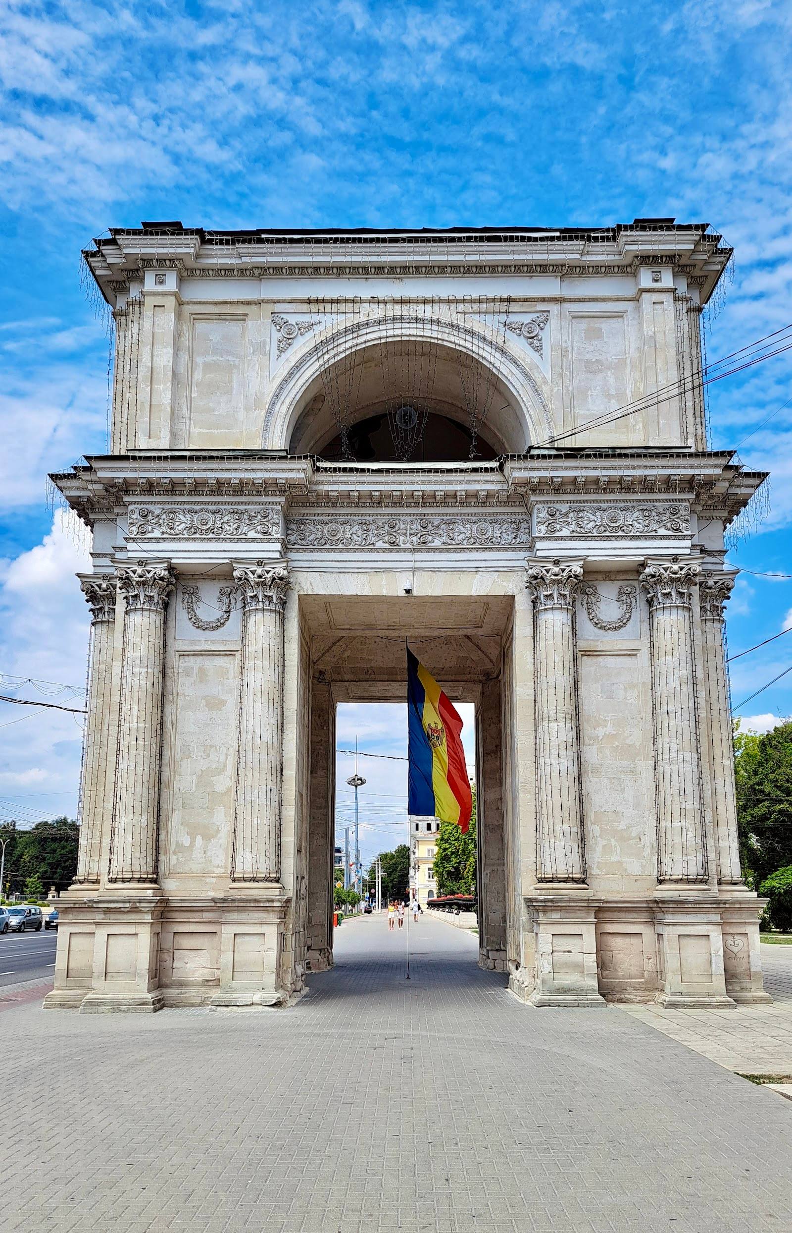 Arcul de Triumf · The Triumphal Arch - Monuments in Centru (photo 2)