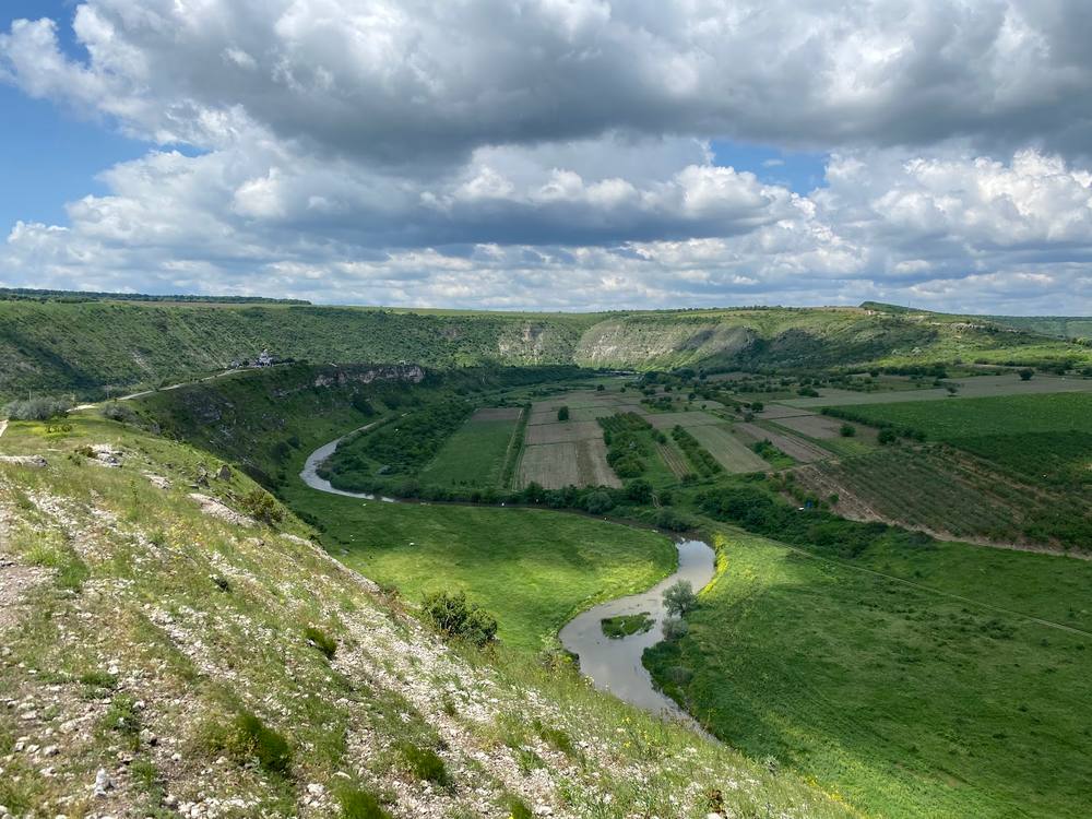 Meandrul Răutului, de pe culme