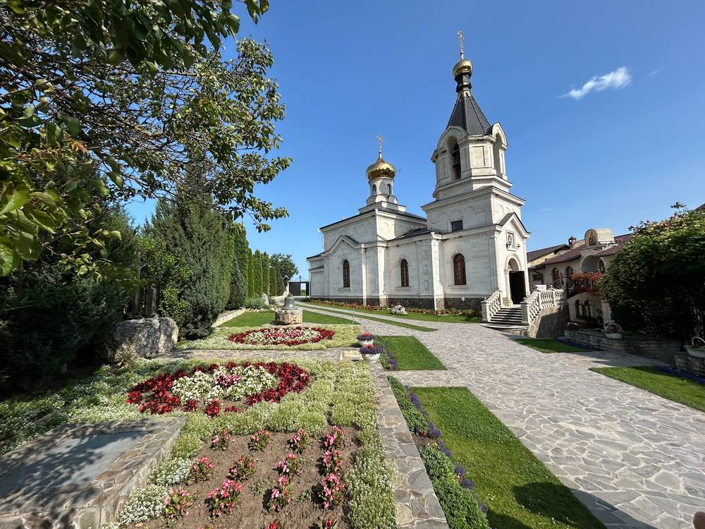 Urcușul spre mănăstirea-peșteră